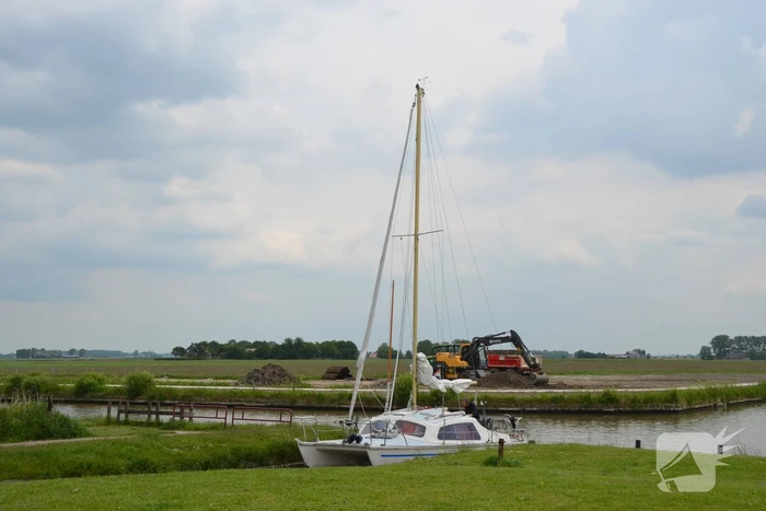 Catamaran loopt schade op bij botsing Harinxmakanaal