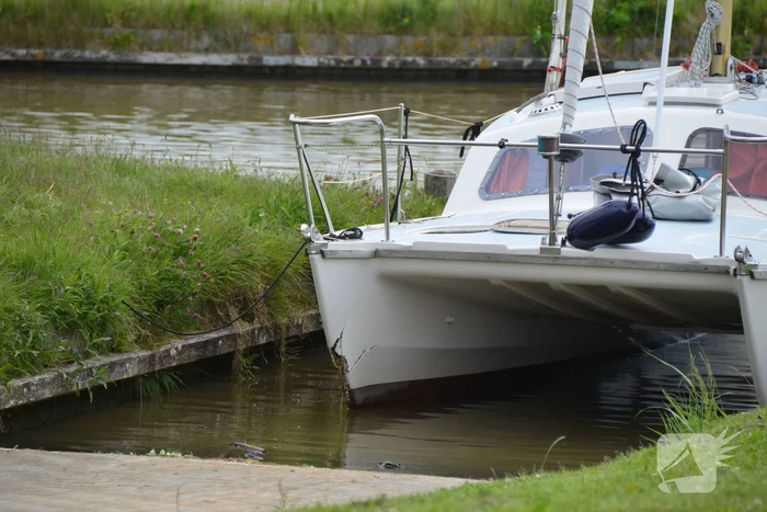 Catamaran loopt schade op bij botsing Harinxmakanaal