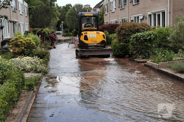 Straat blank door gesprongen waterleiding