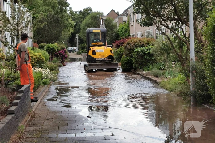 Straat blank door gesprongen waterleiding