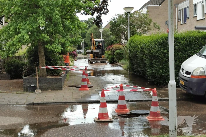 Straat blank door gesprongen waterleiding