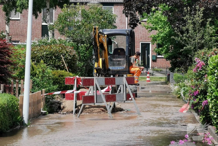 Straat blank door gesprongen waterleiding