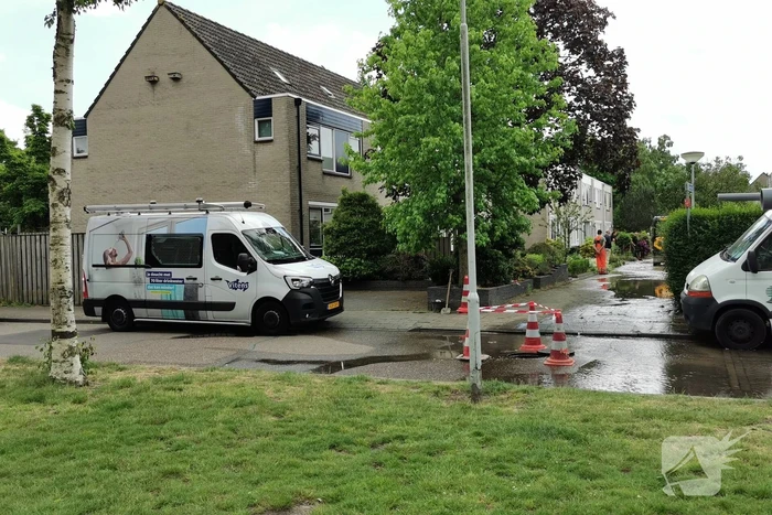 Straat blank door gesprongen waterleiding