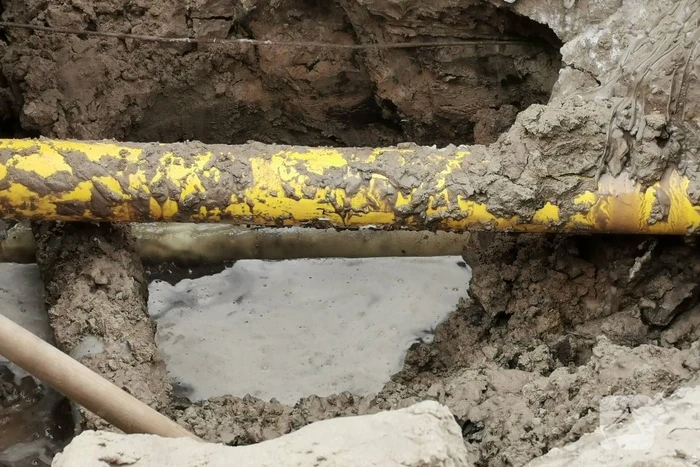 Straat blank door gesprongen waterleiding