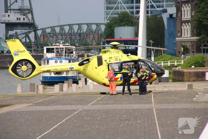 Traumahelikopter landt bij Erasmusbrug
