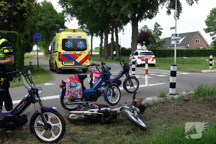 Bromfietser rijdt tegen zijkant vrachtwagen