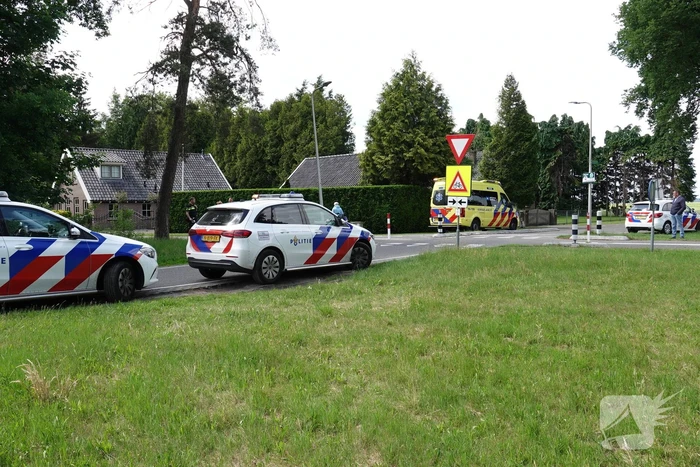 Bromfietser rijdt tegen zijkant vrachtwagen