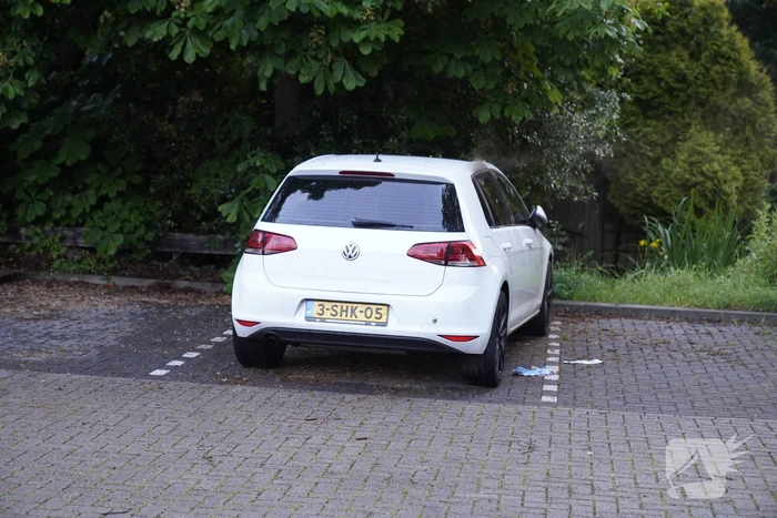 Geparkeerde auto in brand