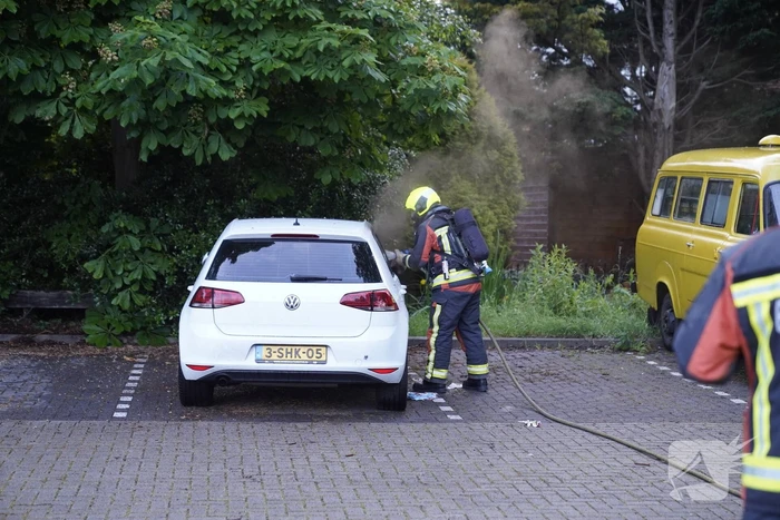 Geparkeerde auto in brand