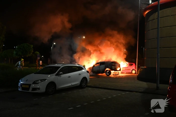 Twee auto's verwoest door brandstichting bij gevangenis De Schie