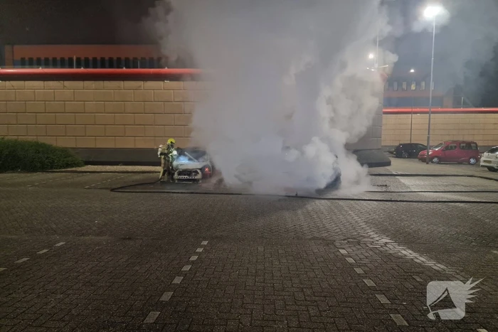 Twee auto's verwoest door brandstichting bij gevangenis De Schie