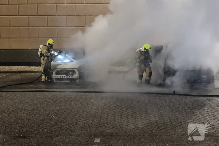 Twee auto's verwoest door brandstichting bij gevangenis De Schie