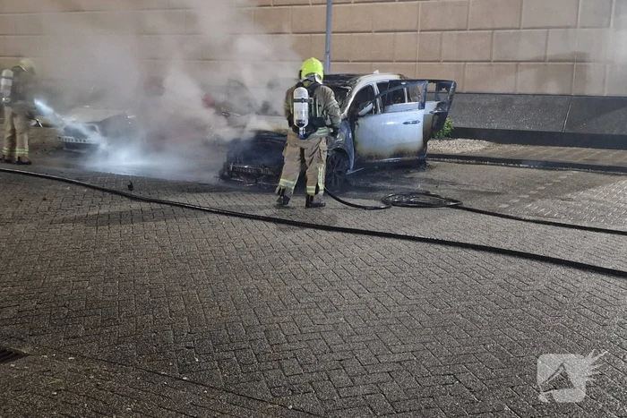 Twee auto's verwoest door brandstichting bij gevangenis De Schie