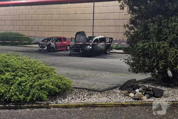 Twee auto's verwoest door brandstichting bij gevangenis De Schie