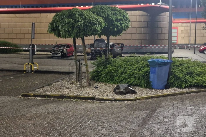 Twee auto's verwoest door brandstichting bij gevangenis De Schie
