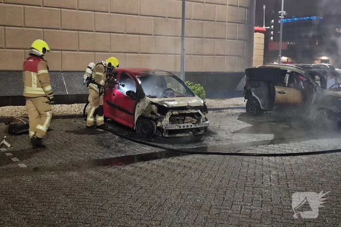 Twee auto's verwoest door brandstichting bij gevangenis De Schie