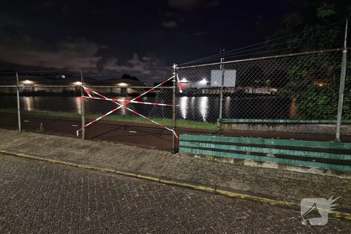 Twee auto's verwoest door brandstichting bij gevangenis De Schie