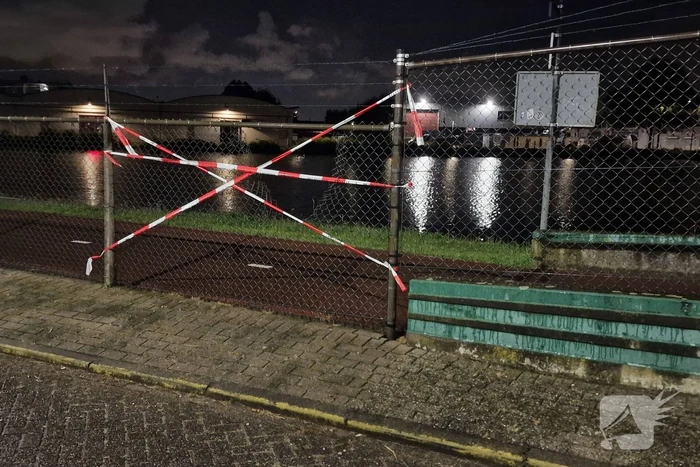 Twee auto's verwoest door brandstichting bij gevangenis De Schie