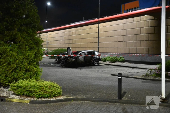 Twee auto's verwoest door brandstichting bij gevangenis De Schie