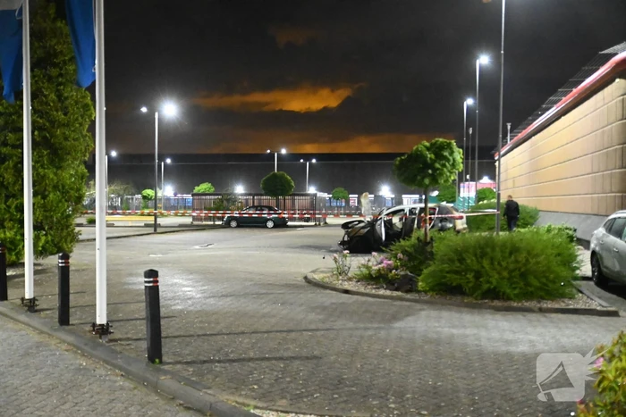 Twee auto's verwoest door brandstichting bij gevangenis De Schie