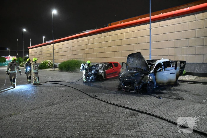 Twee auto's verwoest door brandstichting bij gevangenis De Schie