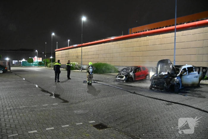 Twee auto's verwoest door brandstichting bij gevangenis De Schie