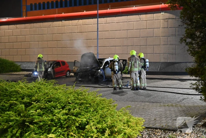 Twee auto's verwoest door brandstichting bij gevangenis De Schie