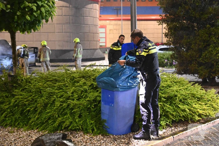 Twee auto's verwoest door brandstichting bij gevangenis De Schie