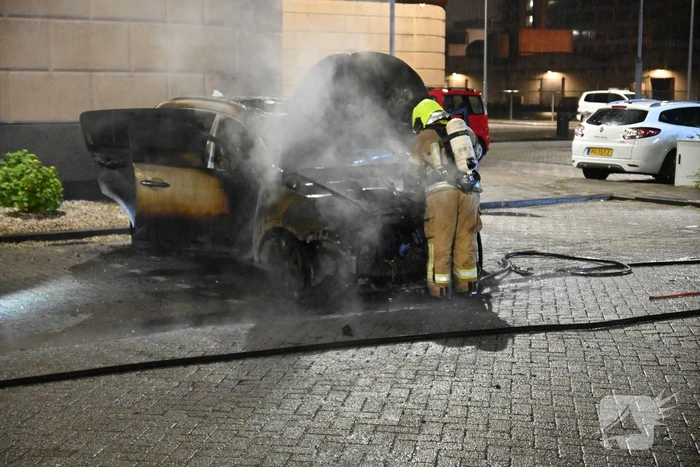Twee auto's verwoest door brandstichting bij gevangenis De Schie