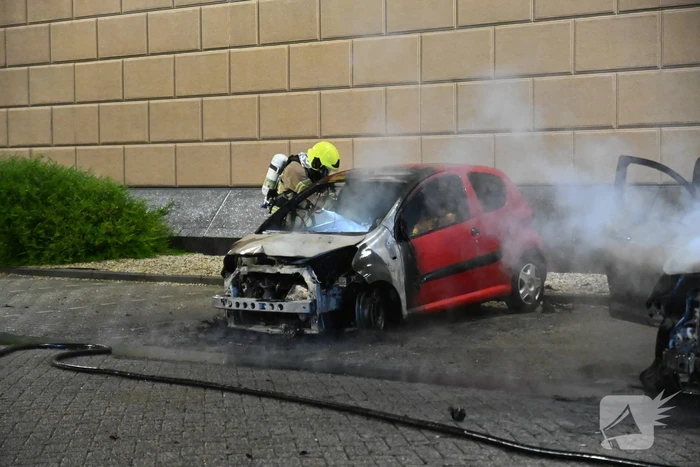 Twee auto's verwoest door brandstichting bij gevangenis De Schie