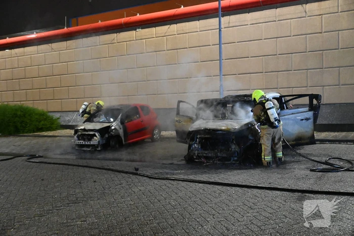Twee auto's verwoest door brandstichting bij gevangenis De Schie