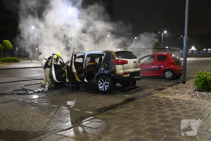Twee auto's verwoest door brandstichting bij gevangenis De Schie