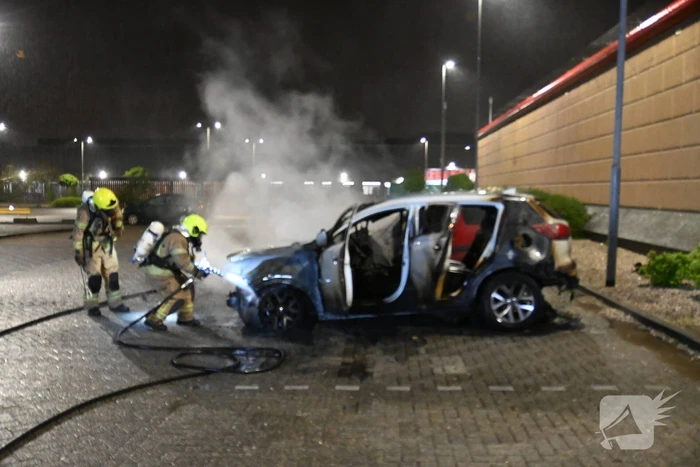 Twee auto's verwoest door brandstichting bij gevangenis De Schie