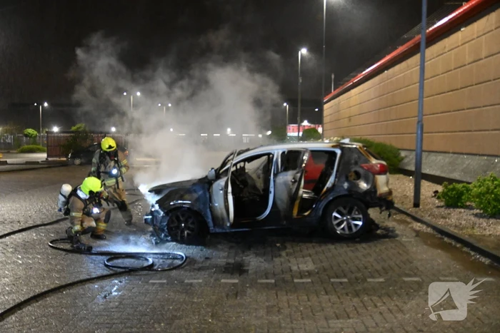 Twee auto's verwoest door brandstichting bij gevangenis De Schie
