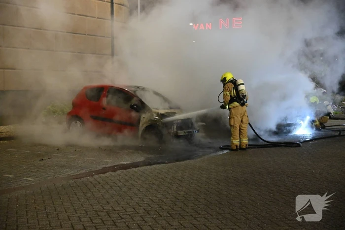 Twee auto's verwoest door brandstichting bij gevangenis De Schie