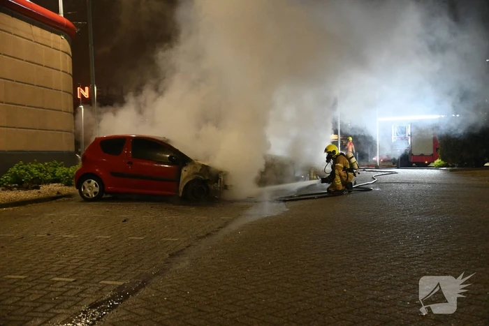 Twee auto's verwoest door brandstichting bij gevangenis De Schie