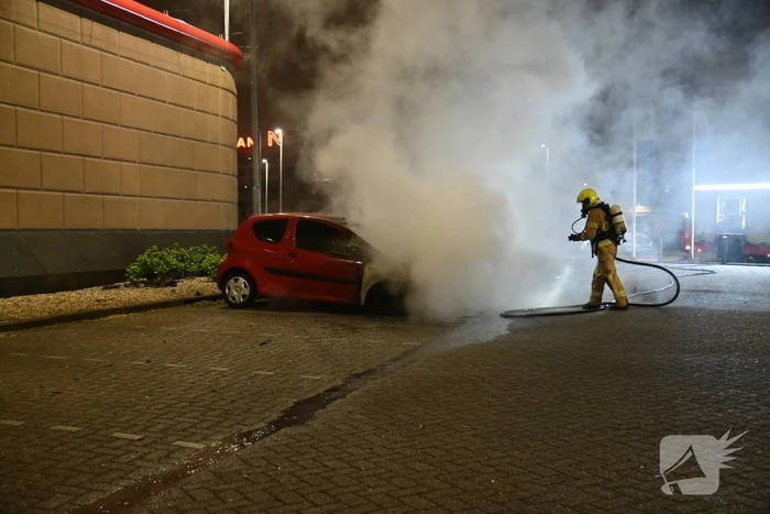 Twee auto's verwoest door brandstichting bij gevangenis De Schie