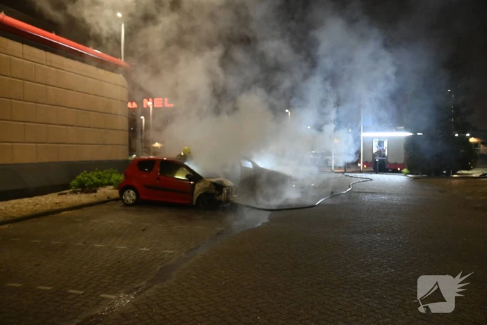 Twee auto's verwoest door brandstichting bij gevangenis De Schie