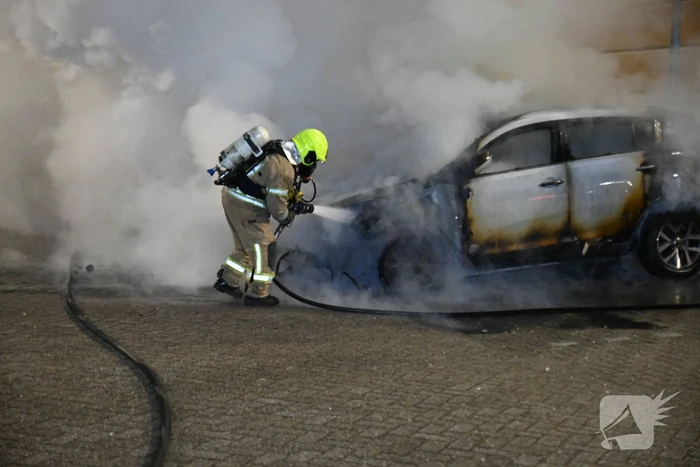 Twee auto's verwoest door brandstichting bij gevangenis De Schie