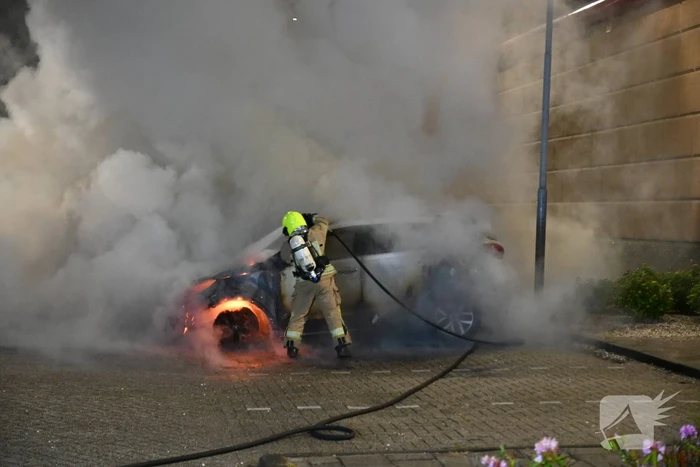 Twee auto's verwoest door brandstichting bij gevangenis De Schie