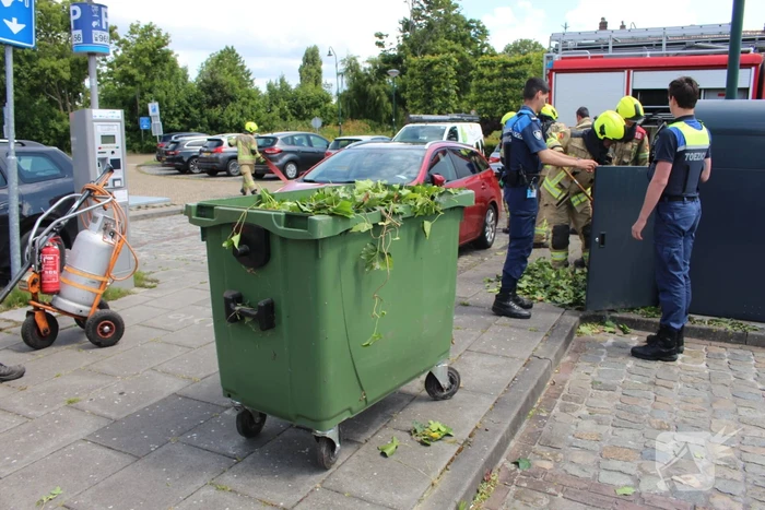 Onkruidbrander van hoveniers veroorzaakt containerbrand