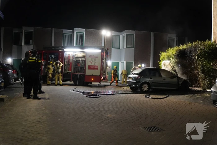 Auto brandt volledig uit