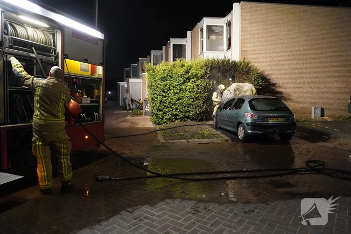Auto brandt volledig uit