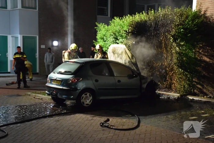 Auto brandt volledig uit