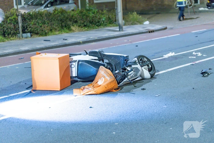 Scooterbezorger en motorrijder gewond na frontale botsing