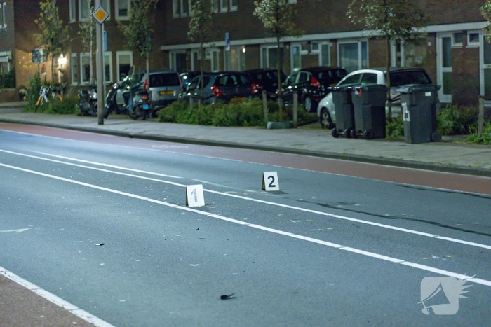 Scooterbezorger en motorrijder gewond na frontale botsing