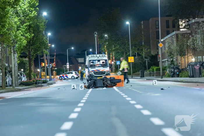 Scooterbezorger en motorrijder gewond na frontale botsing