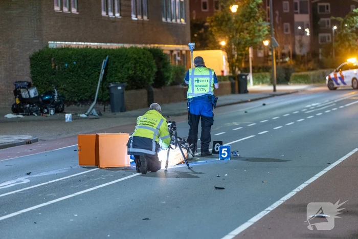 Scooterbezorger en motorrijder gewond na frontale botsing