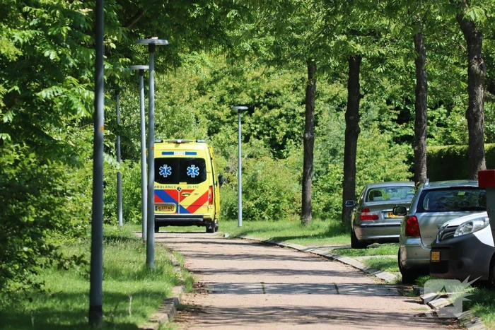 Oudere vrouw gewond na val
