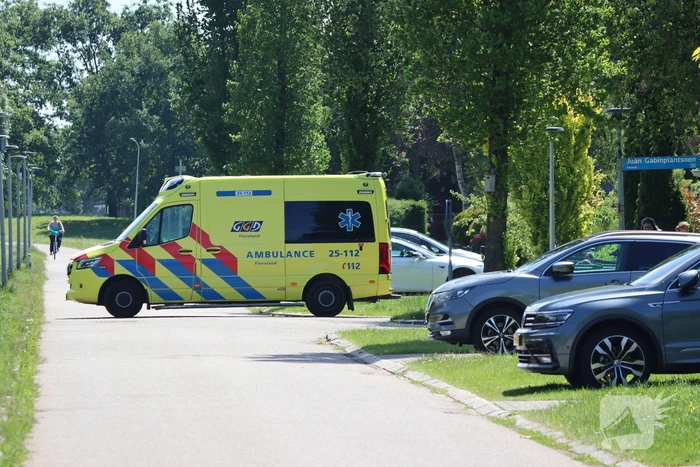Oudere vrouw gewond na val